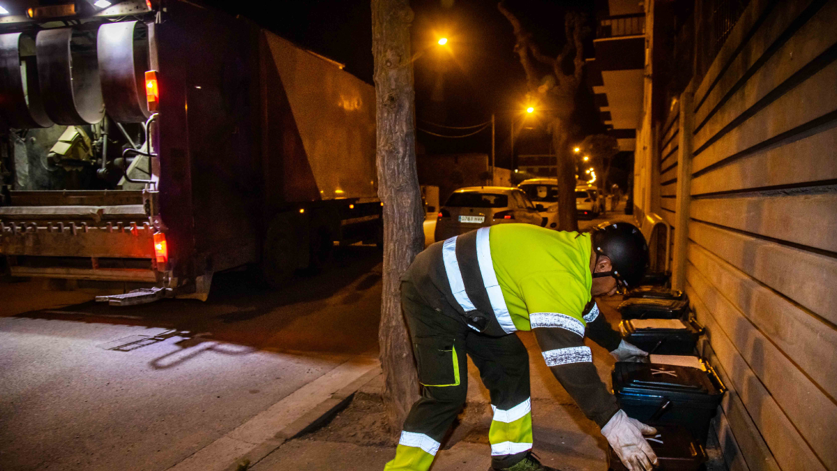 Recogida de residuos urbanos puerta a puerta en Arbeca, una de las poblaciones que utiliza este servicio en Les Garrigues. - ALBERT GONZÁLEZ
