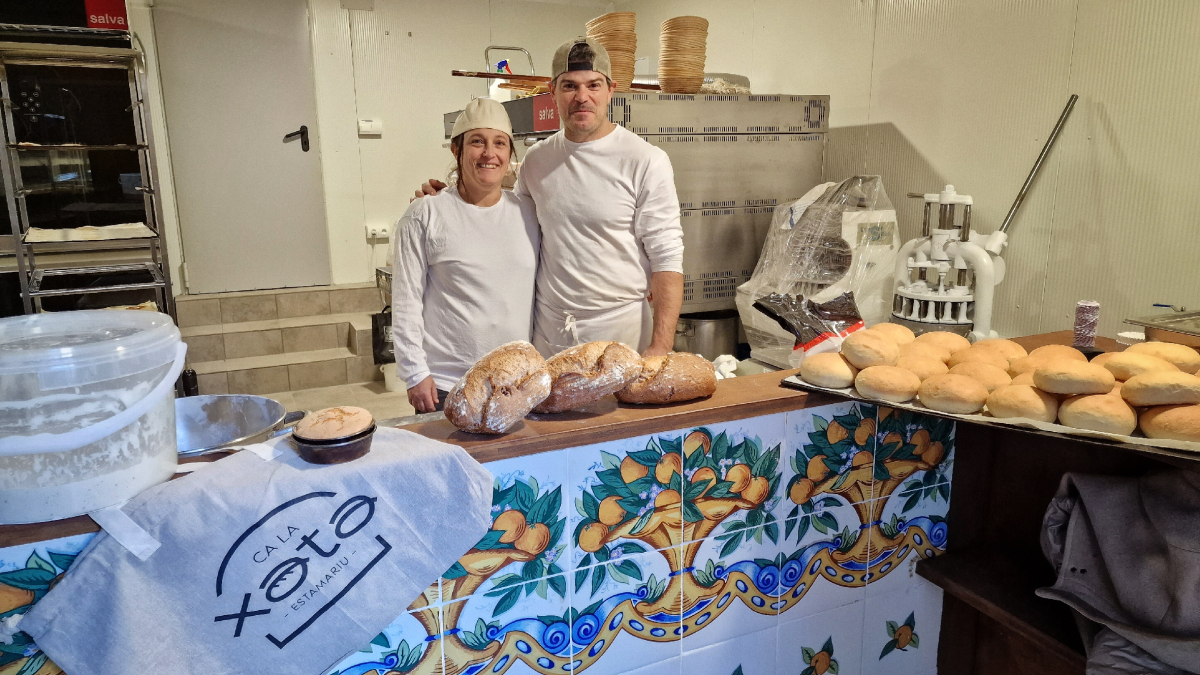 La parella que ha obert la fleca a Estamariu, en marxa des de divendres passat. - TUCUTUN FOTOGRAFIA