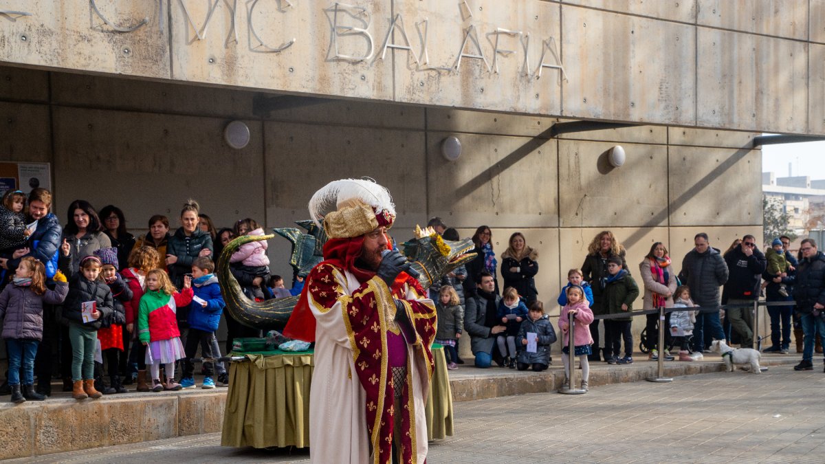El enviado especial de los Reyes Magos recogió el domingo las cartas de los niños en el barrio de Balàfia. - GERARD HOYAS