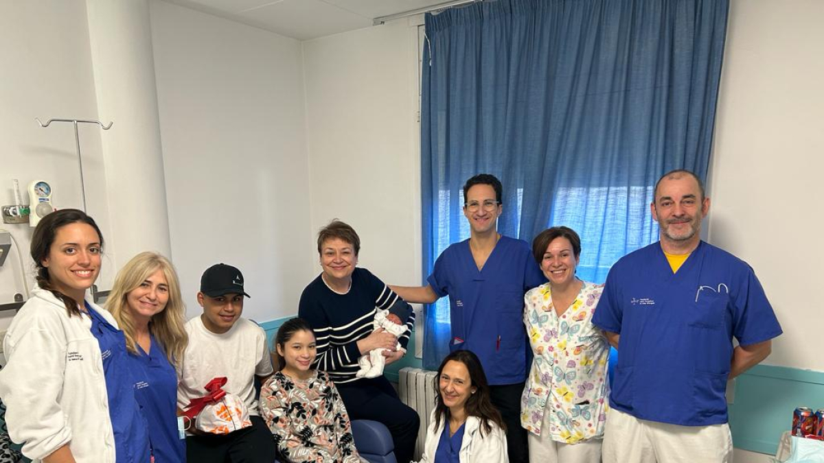 La concejala de Salud de La Seu, Paqui Gómez, felicitó a los padres en nombre del ayuntamiento. - AYUNTAMIENTO DE LA SEU D’URGELL