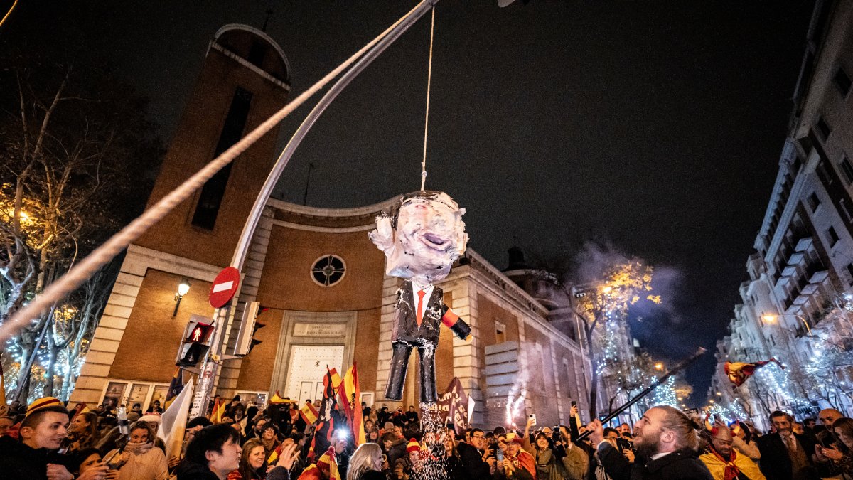 Protesta de la ultraderecha ante Ferraz en Nochevieja. - EUROPA PRESS