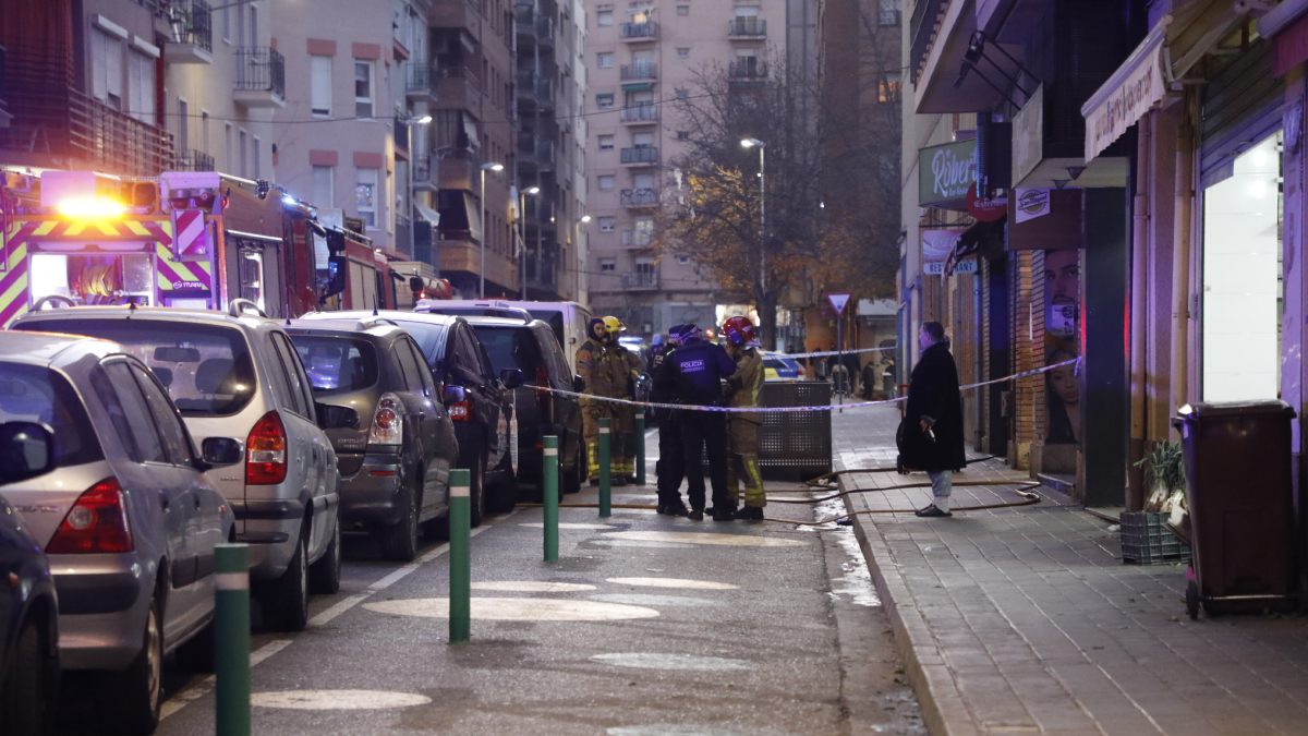 Urbana y Bomberos ayer tras el incendio en un bar en Ramon Llull. - AMADO FORROLLA