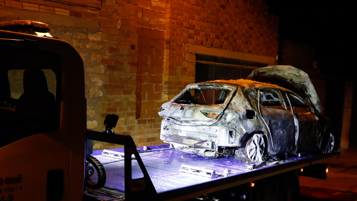 Estado en el que quedó el vehículo incendiado ayer tras una colisión en la C-12 en Maials. - AMADO FORROLLA