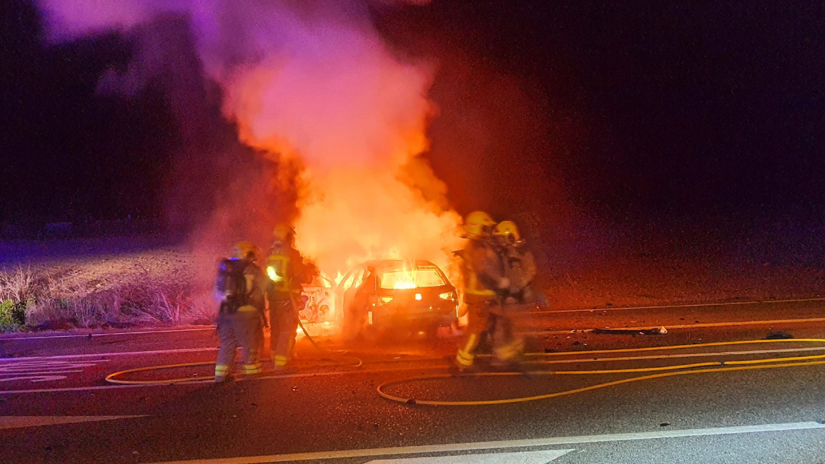 Una imagen del coche que se incendió tras el accidente en Maials