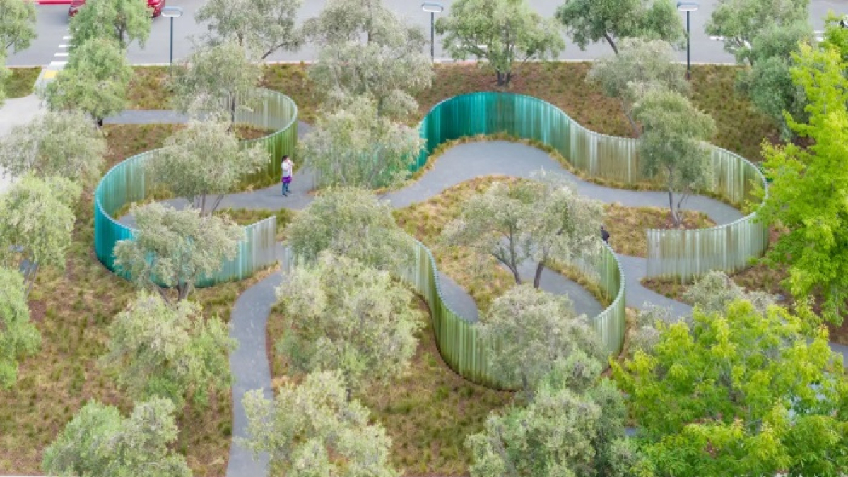Para la obra ‘Mirage’ en la sede de Apple en California se crearon más de 400 columnas de vidrio fundido con arena de 70 desiertos del mundo, entre ellos el de los Monegros, enviada por el grupo Sorigué