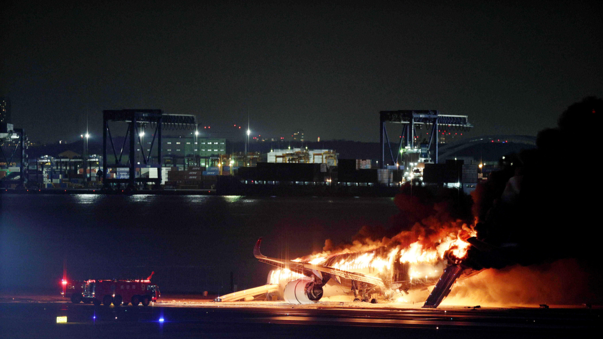 El avión de la compañía Japan Airlines (JAL) que se incendió hoy en la pista del aeropuerto de Haneda, en Toki.