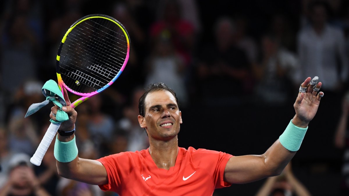 Rafa Nadal saluda a los aficionados de Brisbane tras su victoria en el regreso a la competición. - EFE