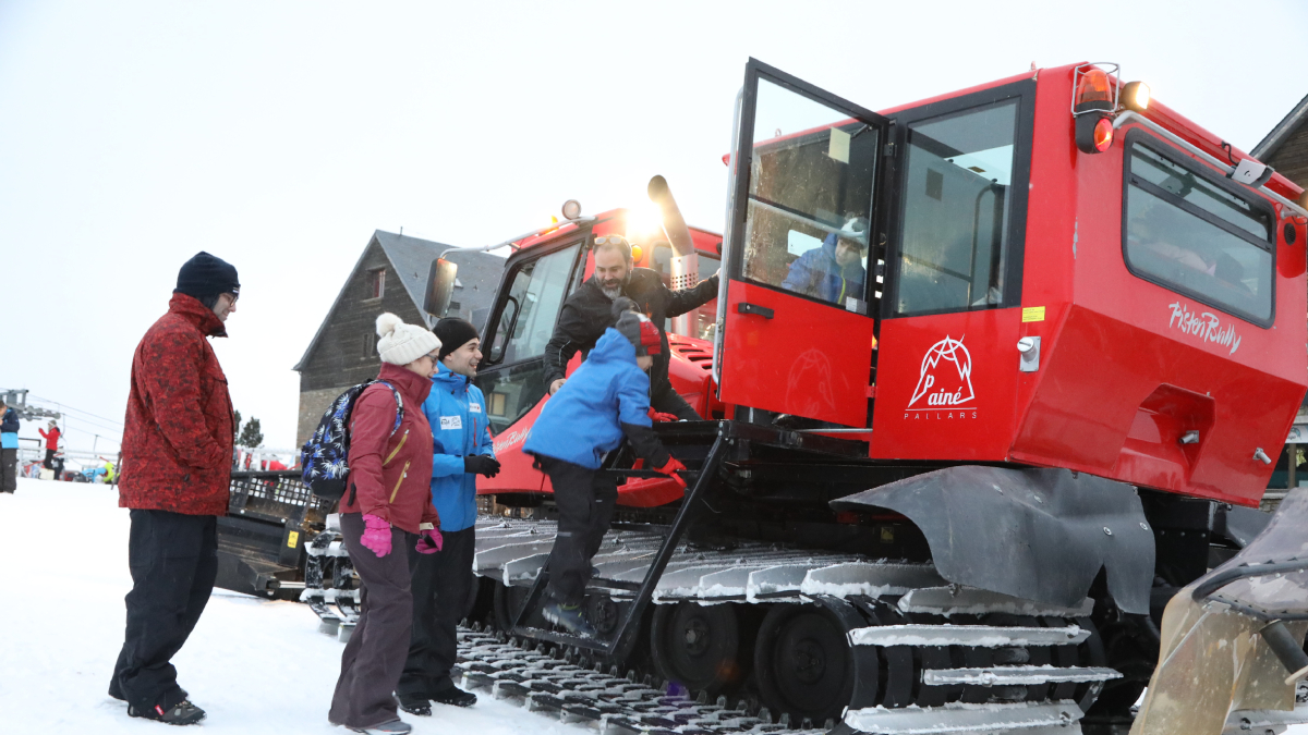 Una de las familias que subieron a una máquina pisanieve el pasado fin de semana. - EDGAR ALDANA