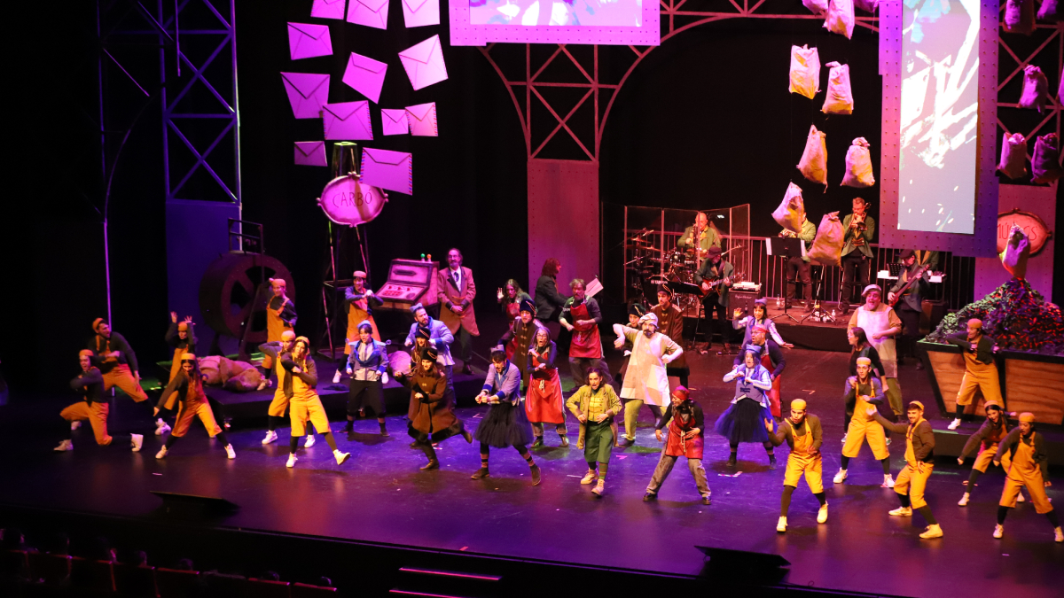 Vint-i-cinc intèrprets, quinze ballarins i una orquestra amb vuit músics creen el món màgic de ‘La Factoria dels Reixos’ al Teatre de la Llotja de Lleida. - MAGDALENA ALTISENT