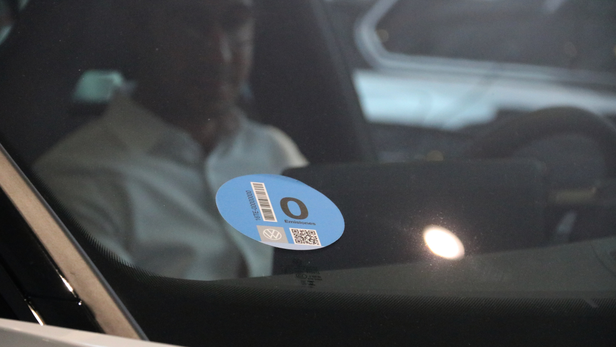 Un coche eléctrico con la etiqueta de cero emisiones