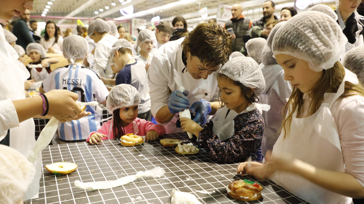 Los más pequeños pudieron elaborar este tradicional pastel navideño con la ayuda de pasteleros. - AMADO FORROLLA