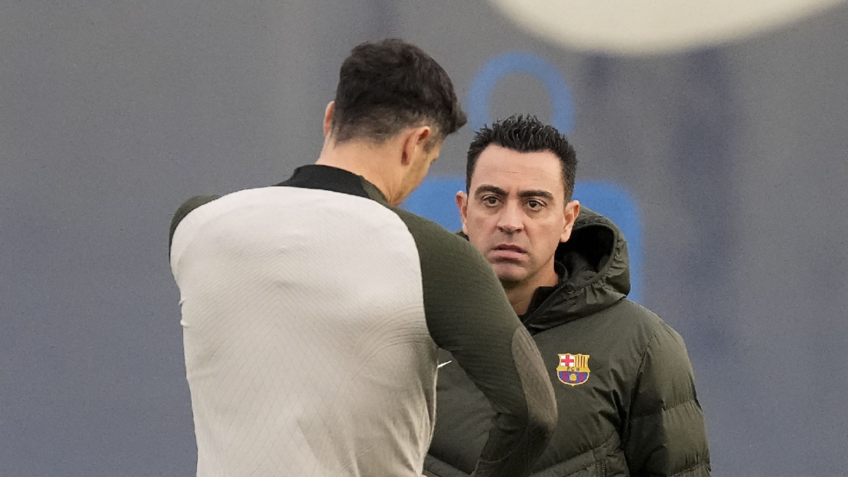 Xavi i Lewandowski, durant l’entrenament d’ahir. - EFE