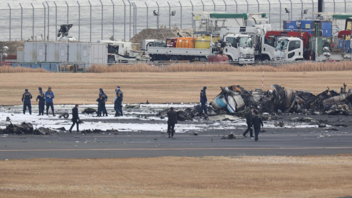 El vuelo comercial quedó calcinado tras el siniestro en Tokio. - EFE