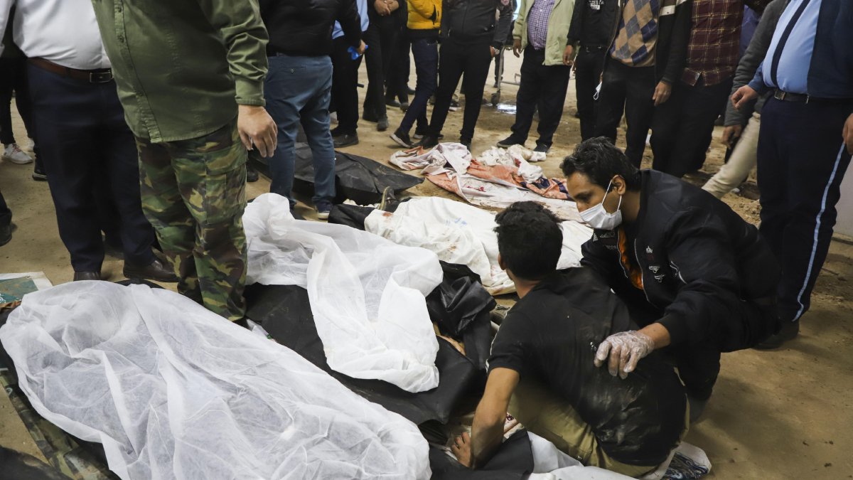 Varias personas lloran ante los cuerpos de las víctimas tras las explosiones de ayer en Kermán. - EFE/EPA/SARE TAJALLI