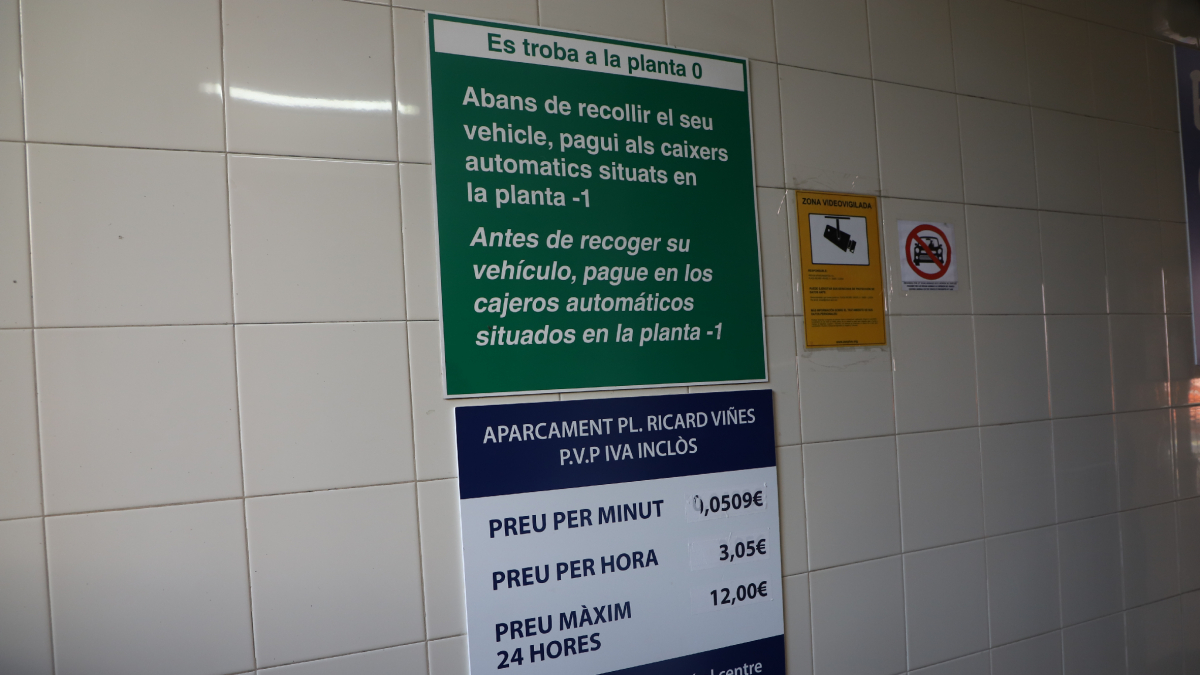 Les noves tarifes al pàrquing de Ricard Viñes, escrites sobre les ntigues. - MAGDALENA ALTISENT
