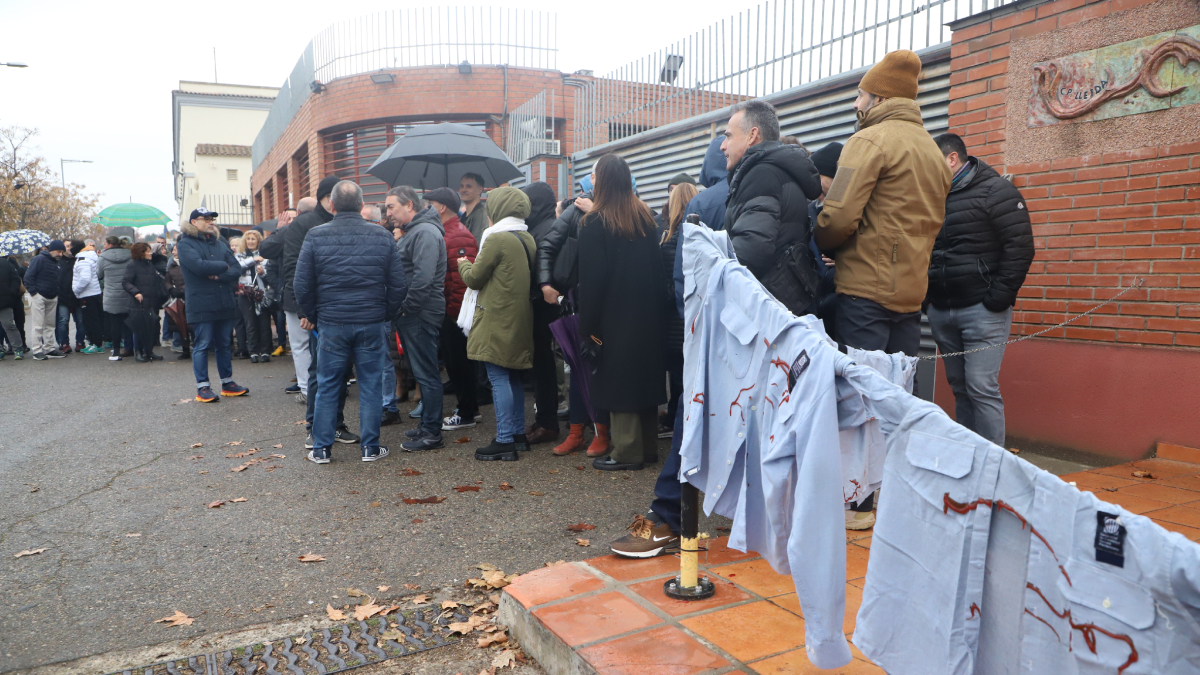 Los funcionarios se concentraron ayer ante la cárcel de Lleida con camisas del uniforme con manchas de tomate en rechazo a las agresiones. - MAGDALENA ALTISENT