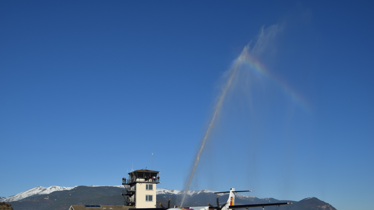 El primer vol que va aterrar a l’aeroport d’Andorra-la Seu des de Madrid el desembre del 2021. - C. SANS