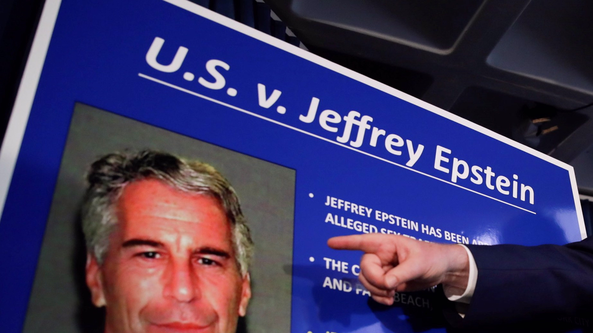 Vista del cartell amb què la Justícia nord-americana demanava l’arrest del mort financer nord-americà Jeffrey Epstein, en una fotografia d’arxiu.