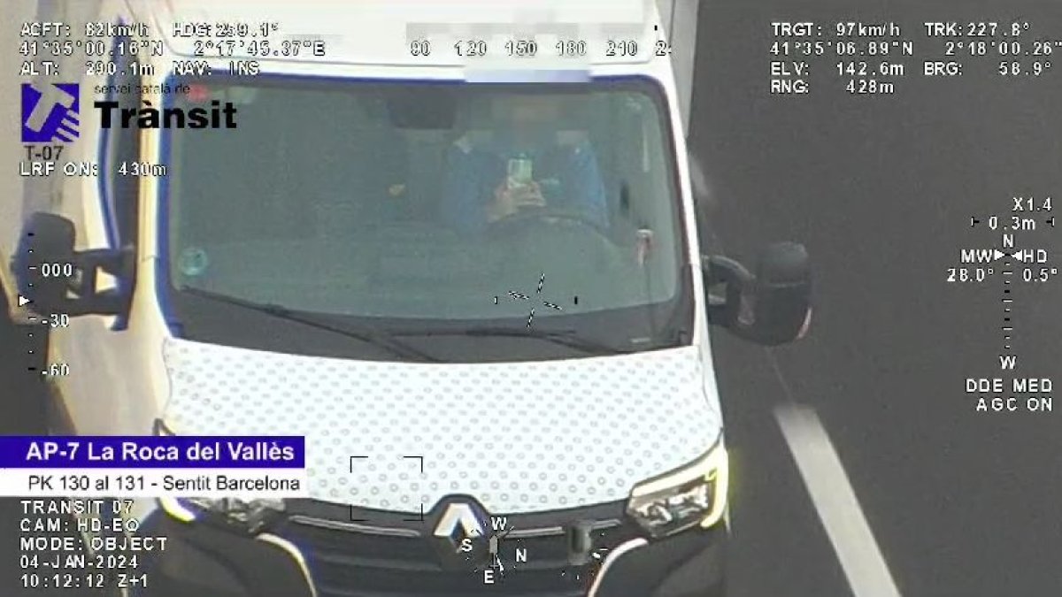 'Cazan' a un conductor que circulaba por la AP-7 en Barceona mientras escribía y grababa con dos móviles