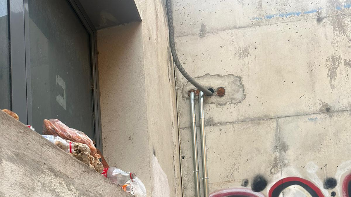 Imatge del carrer la Parra, ple de pintades i brutícia. - PP LLEIDA