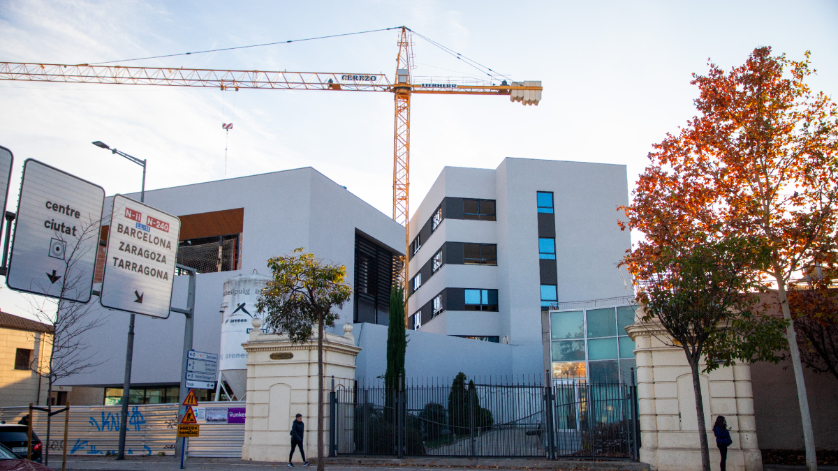 Vista de l’estat de les obres de la nova seu del Col·legi de Metges, a l’avinguda Rovira Roure. - GERARD HOYAS