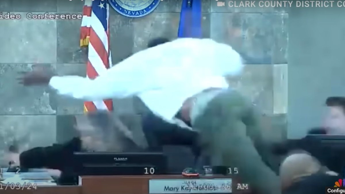 Moment de l’atac del processat a la jutge Holthus. - NBC/YOUTUBE