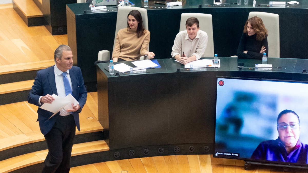 Ortega Smith passa per davant del regidor amb qui es va encarar. - EUROPA PRESS