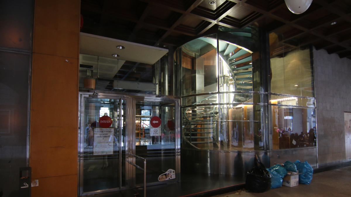 Entrada de l’edifici Pal·las, seu de l’àrea d’Urbanisme. - SEGRE