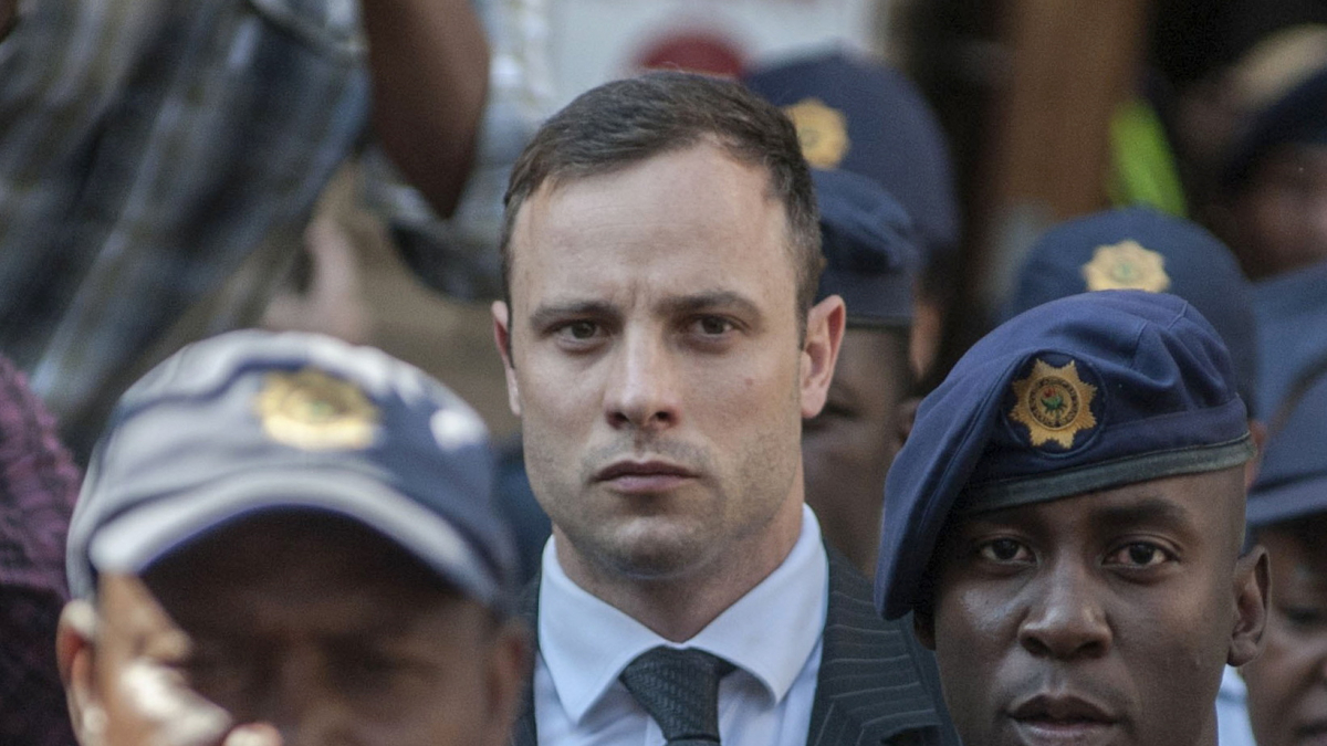 Imatge del 14 d’octubre de 2014 d’Oscar Pistorius durant el judici per la mort un any abans de la seua nòvia, la model Reeva Steenkamp.