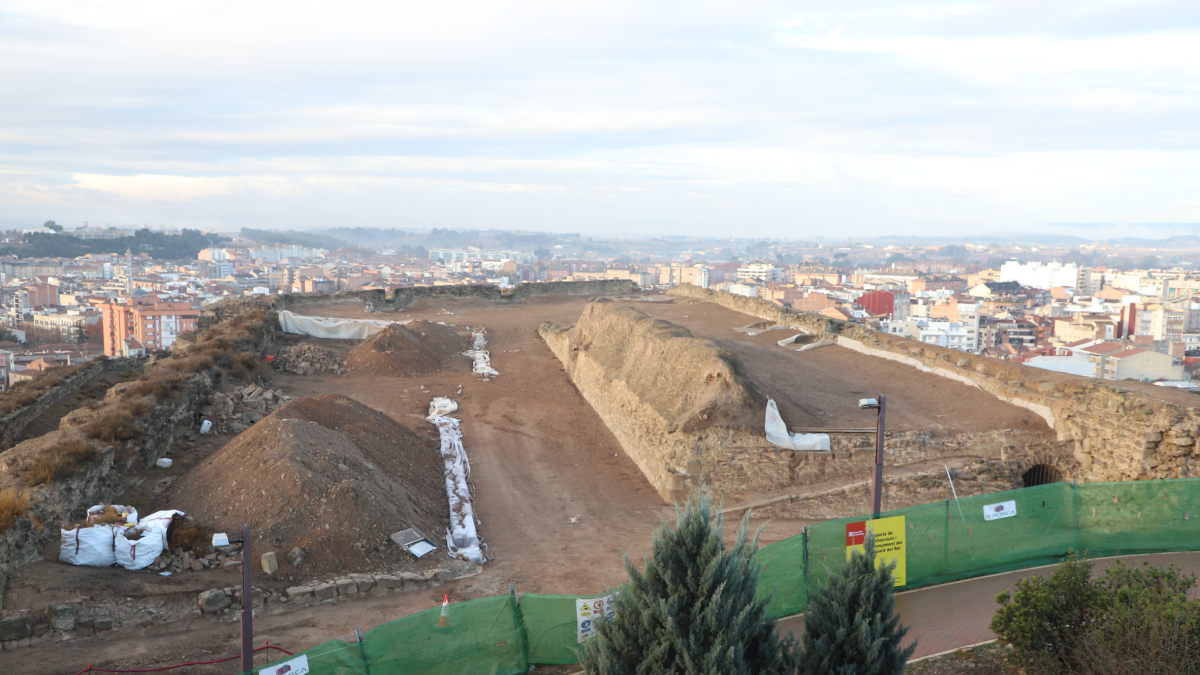 L’estat actual de les obres d’adequació del Baluard del Rei del Turó de la Seu Vella. - MAGDALENA ALTISENT