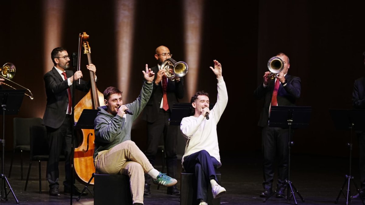 El duo de Mataró The Tyets, amb cobla inclosa en el seu ‘Coti x coti’. - ACN