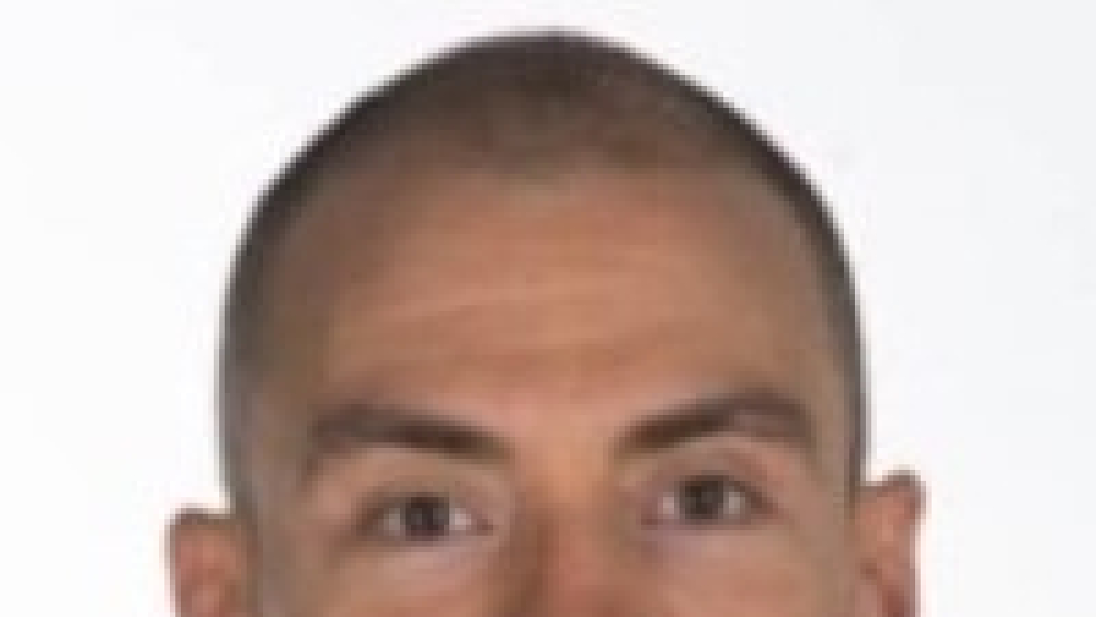 Javi Vega haciendo un lanzamiento en el último partido. - SEGRE / FREEPIK