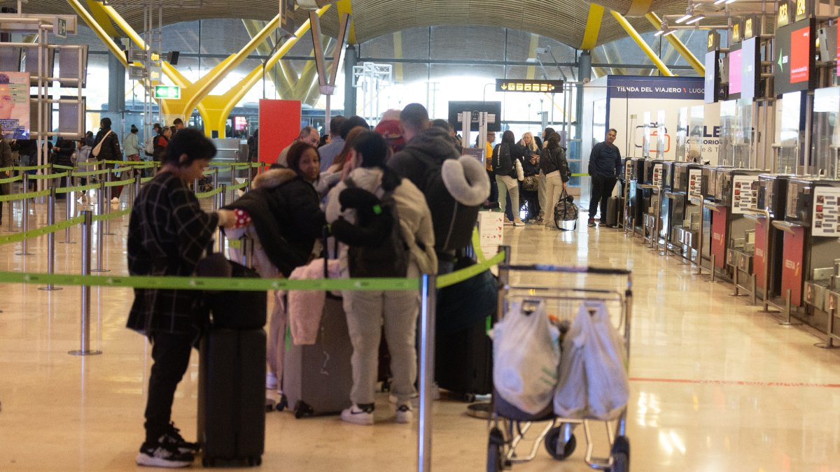 Çola de viajeros en el aeropuerto Madrid-Barajas en plena huelga del ‘handling’ en Iberia. - EDUARDO PARRA / EUROPA PRESS