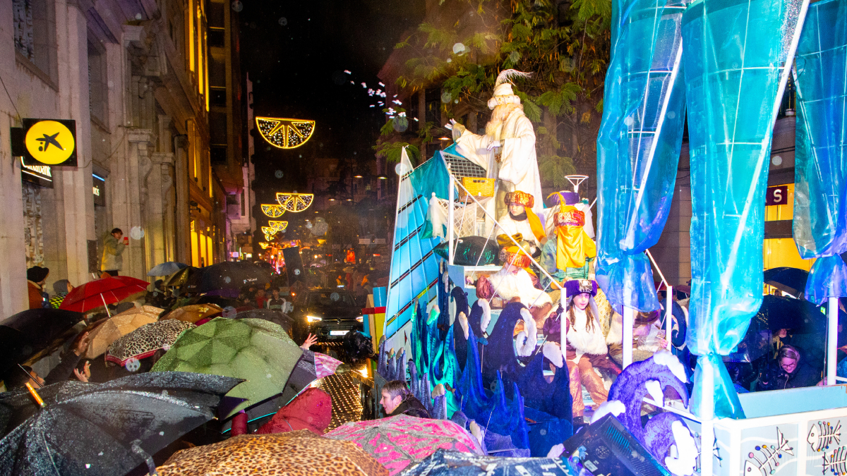 La pluja no va entelar la il·lusió dels més petits, que van gaudir de la desfilada de Ses Majestats. - GERARD HOYAS