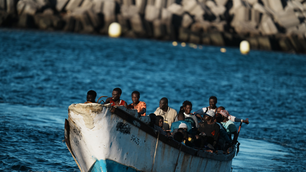 Migrantes llegando a la isla canaria de El Hierro en noviembre. H.Bilbao - Europa Press - Archivo