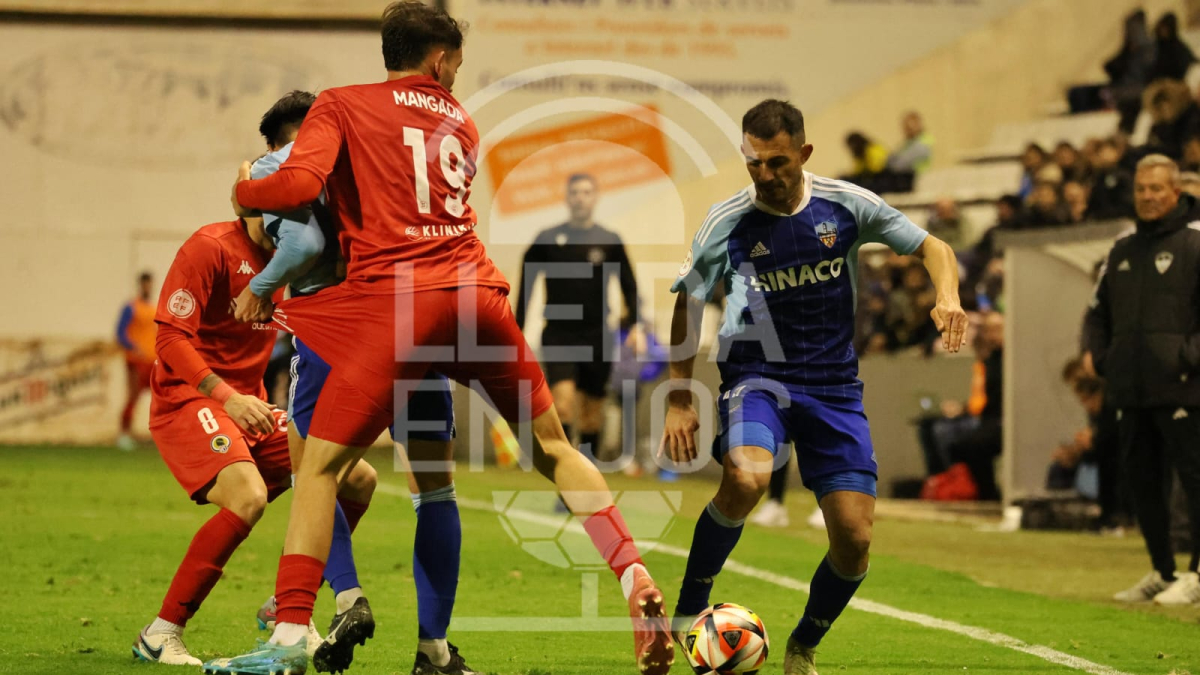 Una acción del partido del Lleida este domingo por la tarde, ante el Hércules, en el Camp d' Esports.