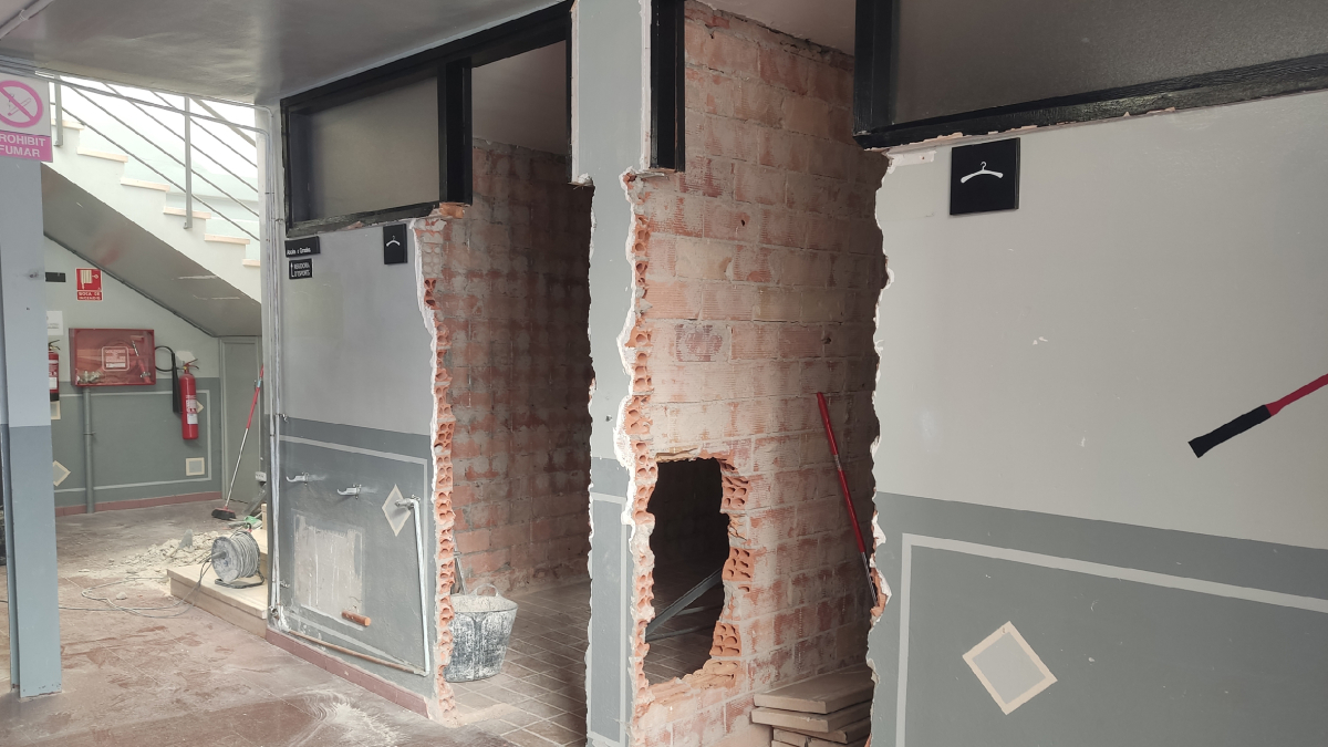 Transforman dos vestuarios en dos baños en el pabellón. - AJUNTAMENT DDE TÀRREGA