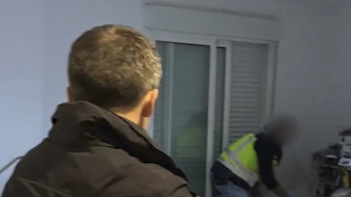 Mossos d’Esquadra y Policía Nacional en uno de los registros. - MOSSOS D’ESQUADRA