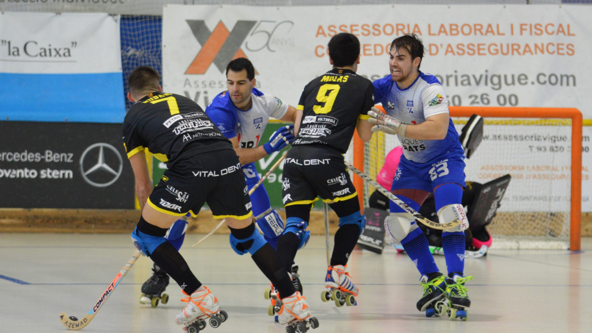 Xavi Aragonès i Jordi Badia defensen l’atac del Voltregà, liderat per Jordi Burgaya i Aleix Molas. - SEBASTIÀ MONCUSÍ