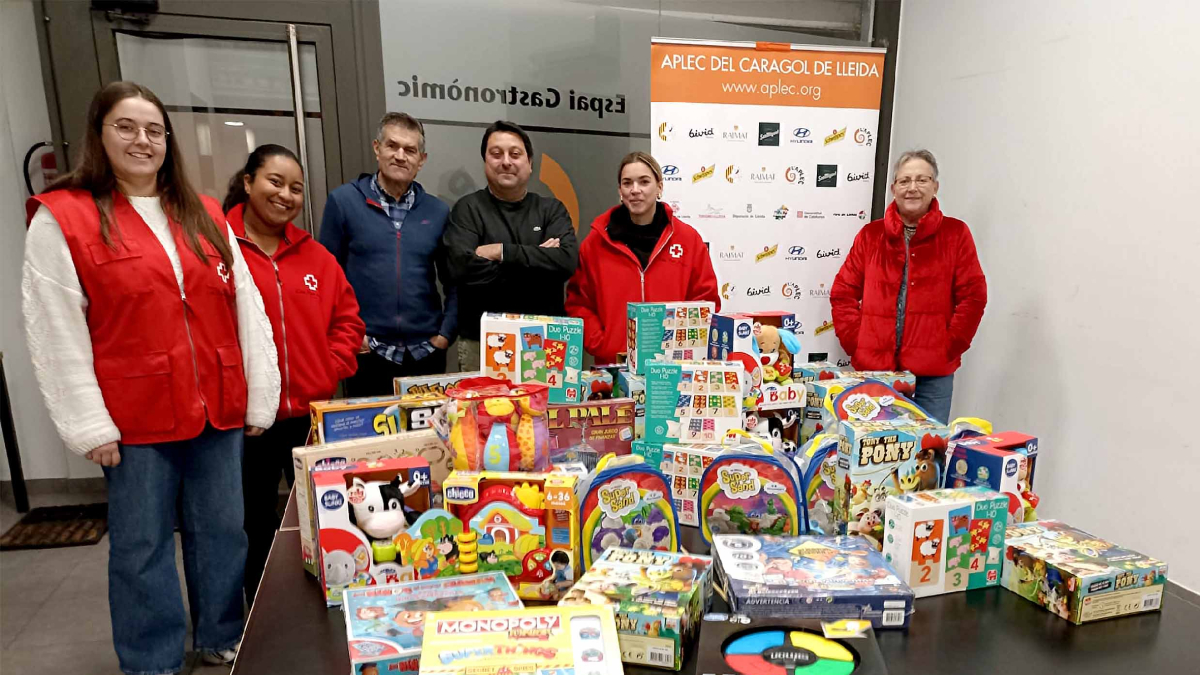 Entrega dels joguets recollits per la Fecoll. - JESÚS BOMETÓN