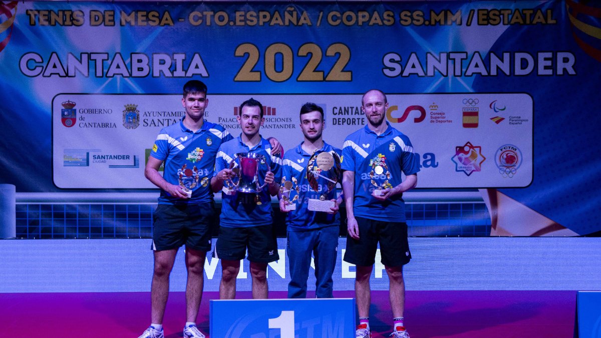 El suec Viktor Brodd, primer per la dreta, amb la primera de les dos Copes que va guanyar amb el Borges.