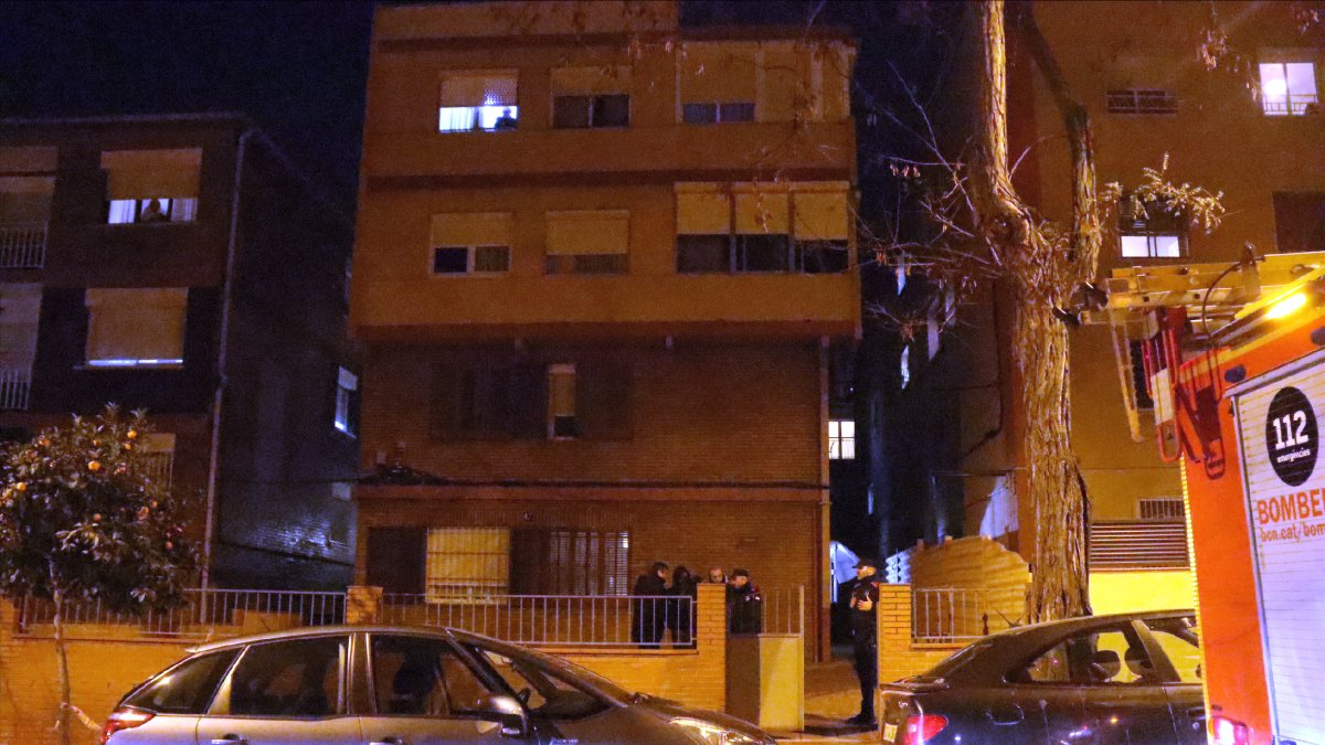 Agents davant de l’immoble on es van trobar els tres cossos. - MARTA VIDAL/ACN