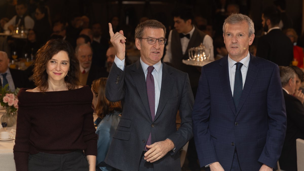 Alberto Núñez Feijóo, flanquejat ahir per la presidenta madrilenya i el seu homòleg gallec. - EUROPA PRESS