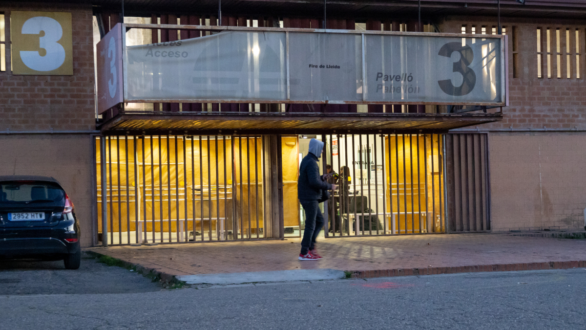 El Pabellón 3 de la Feria de Lleida acoge las pernoctaciones del Plan Iglú. - JORDI ECHEVARRIA