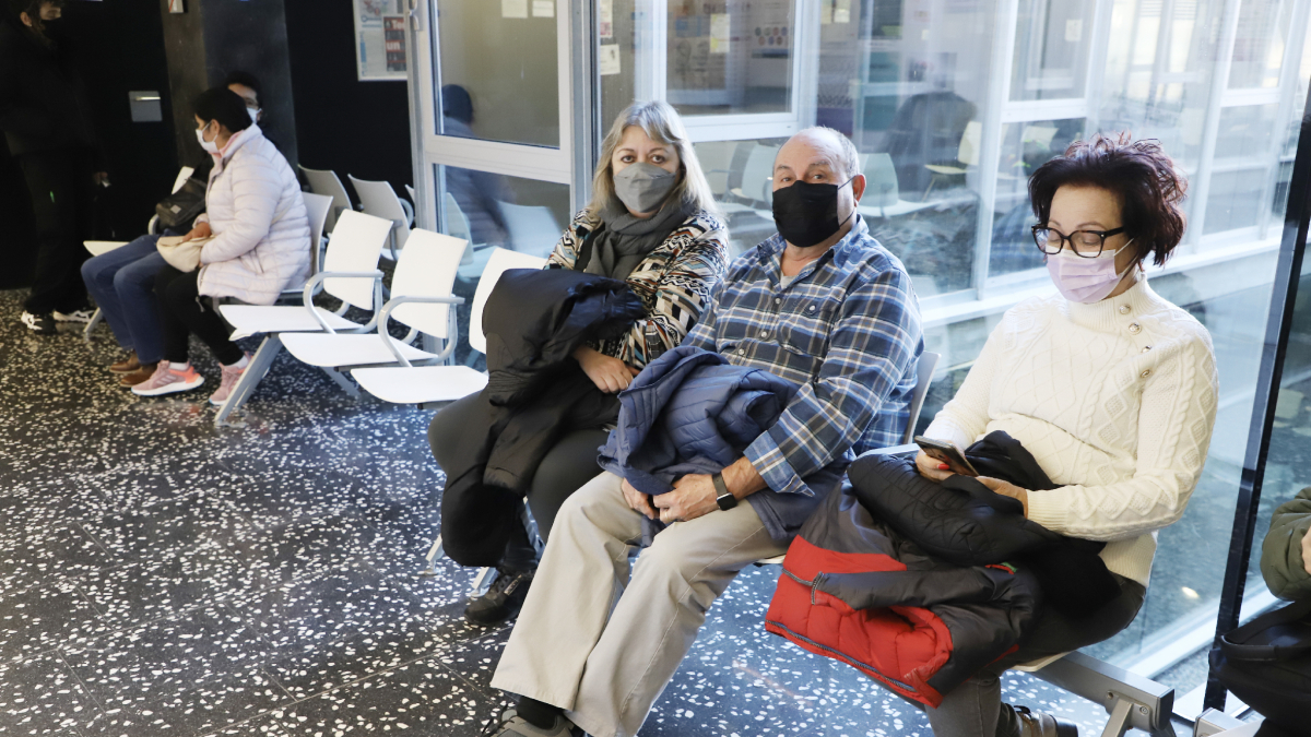 Usuaris del CA P Onze de Setembre amb mascareta esperaven ser atesos ahir al migdia. Magdalena Altisent