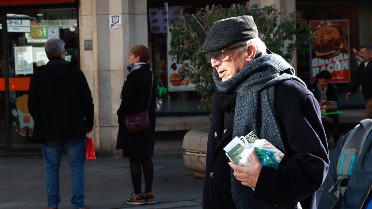 Varias personas abrigadas para combatir el frío en Sevilla.