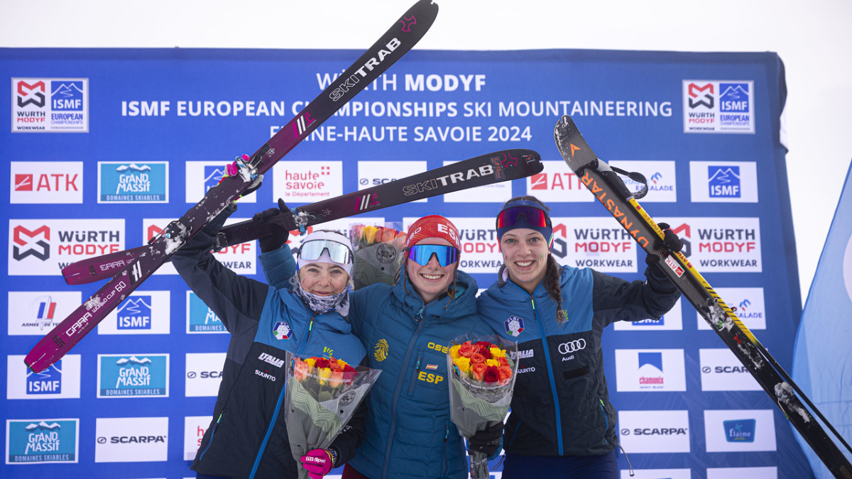 Laia Sellés, al centre del podi de la categoria U18, flanquejada per les italianes Melissa Bertolina i Martina Scola.