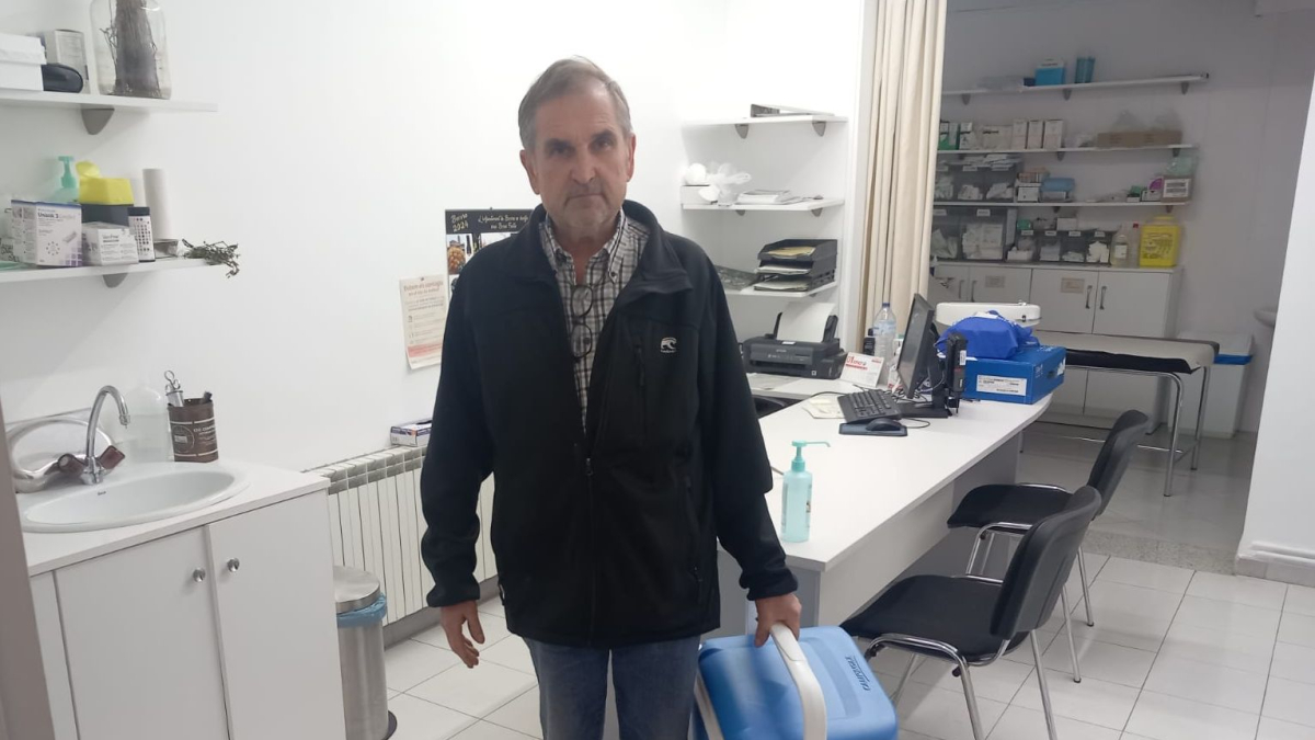 El alcalde de Bovera, Òscar Acero, ayer en el consultorio médico local con la nevera de las analíticas