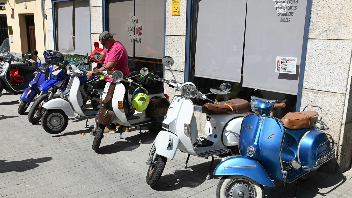 Imatge d’arxiu de diverses motos aparcades al carrer.