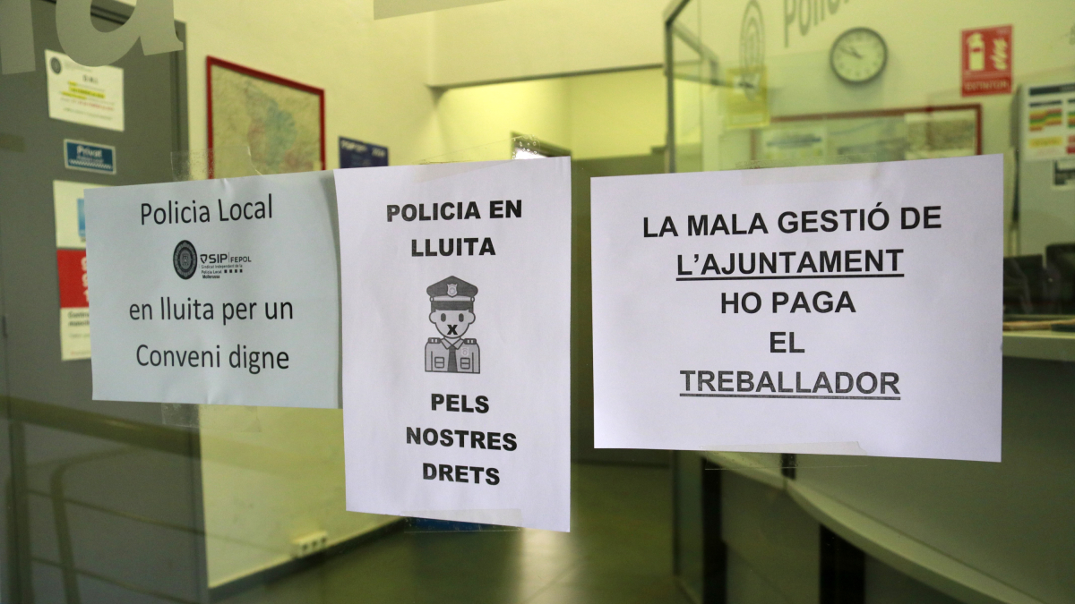 Cartells a l'entrada de la Policia Local de Mollerussa reclamant millores laborals per als agents